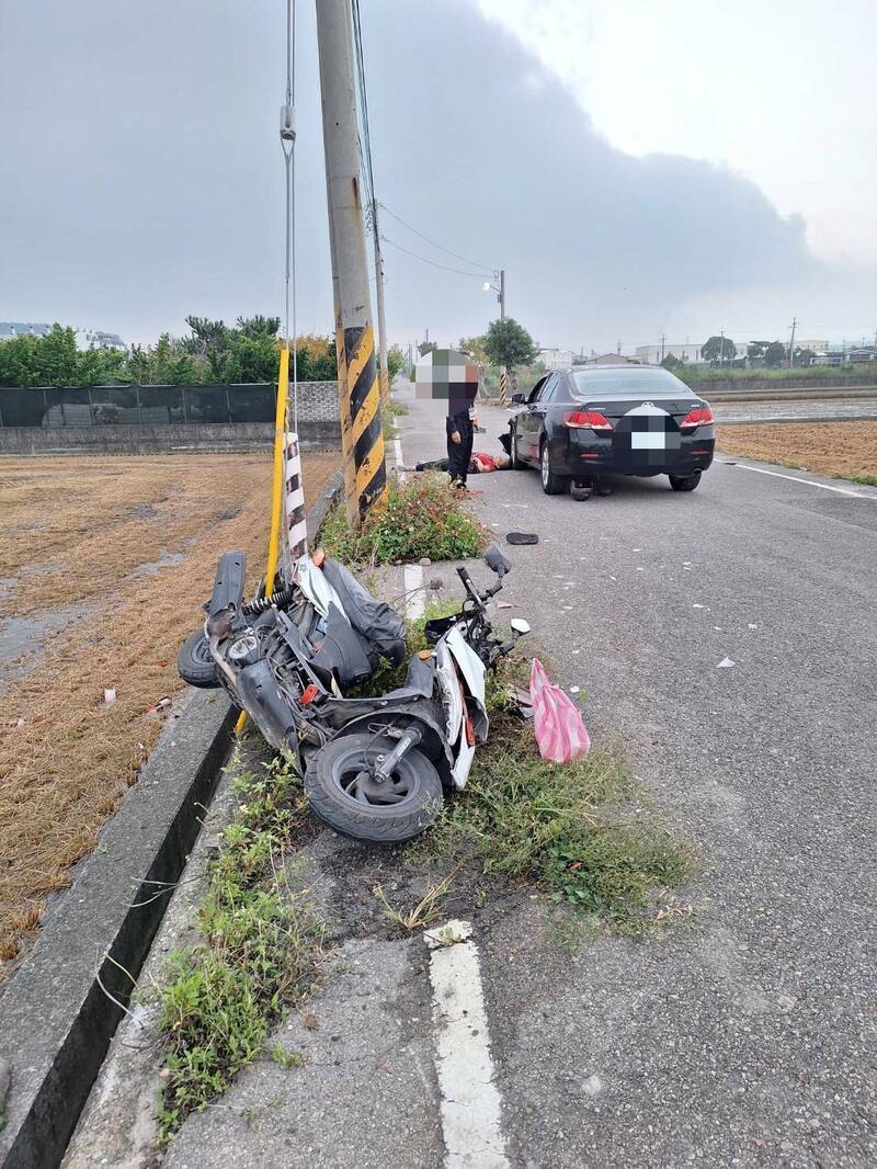 轎車、機車重劃區路口碰撞，女騎士骨折送醫。（民眾提供）