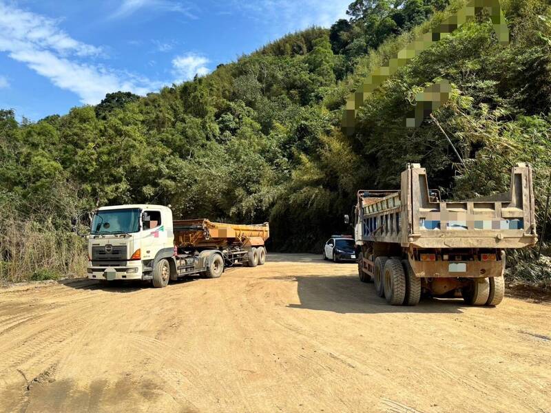 警方到場查獲1輛大貨車、1輛曳引車，承載未持有來源證明之土方，不法棄置。（圖由警方提供）