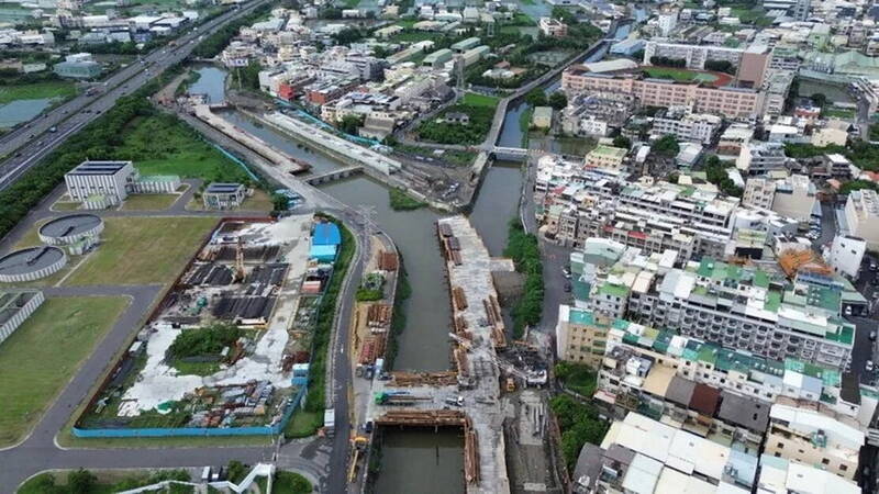 施工中的彰化市大埔截水溝，沿線穿越大小路口，兩岸均有住家、工廠，施工期間考量降低居民生活的不便成首要。（圖縣府提供）