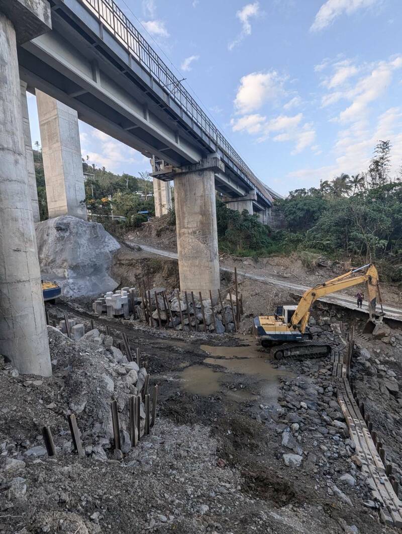 台鐵公司在天兔颱風來之前加強警戒整備。（台鐵公司提供）