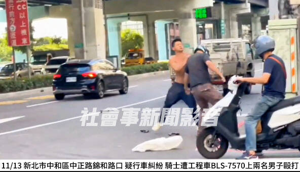 鄭男擅自認為遭到挑釁，與同車友人27歲何男一起下車當街毆打陳男後逃逸。（記者鄭景議翻攝）