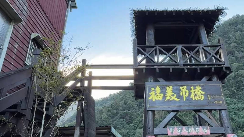 嘉縣阿里山鄉福美吊橋旁觀景台空橋崩落，導致廖姓婦人墜地頭部重創死亡，家屬擬提國賠。（資料照）