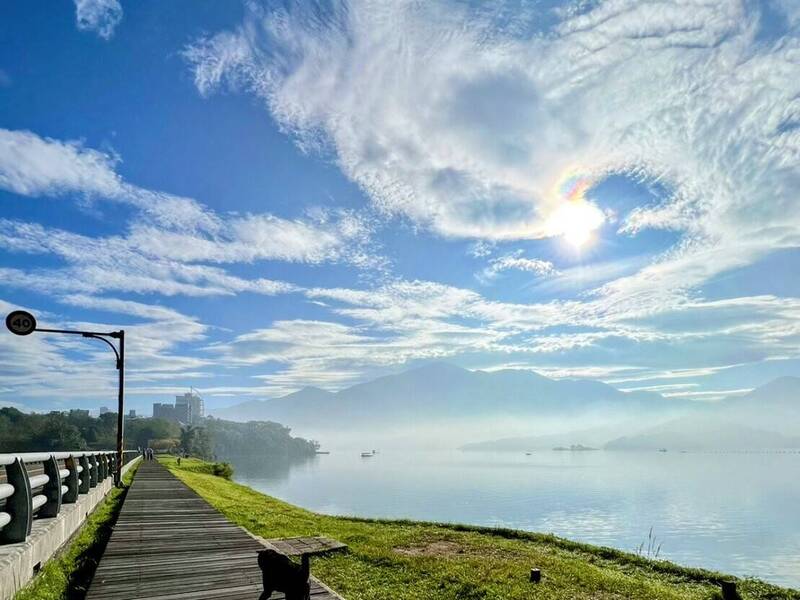 日月潭出現璀璨繽紛的七彩雲。（民眾提供）