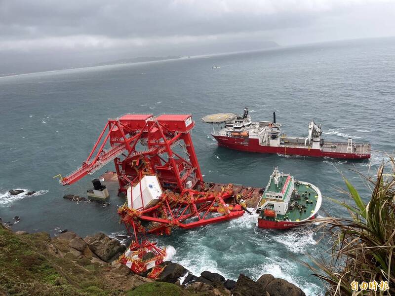 起重機固定樁鬆動 「鈺洲啟航」貨輪抽油人員急撤