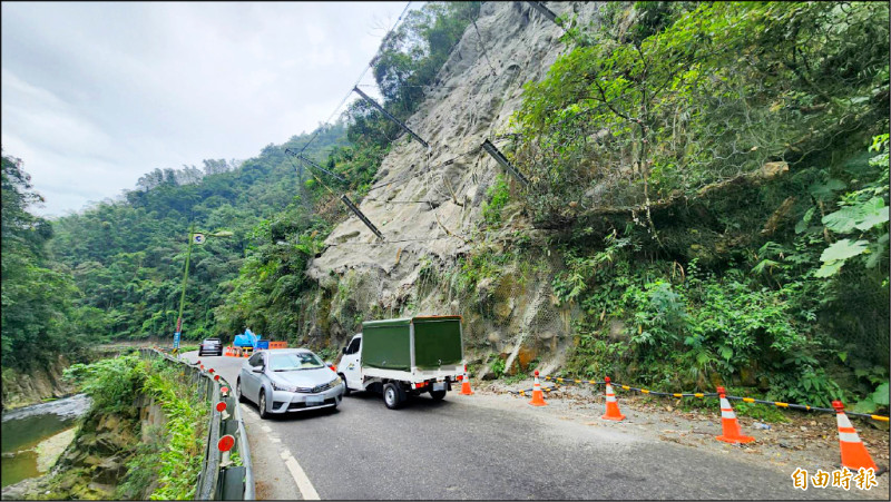 埔里鎮縣道131線牛洞路段路寬本就不足，施工又占用部分路面，造成雙向會車不易。（記者佟振國攝）