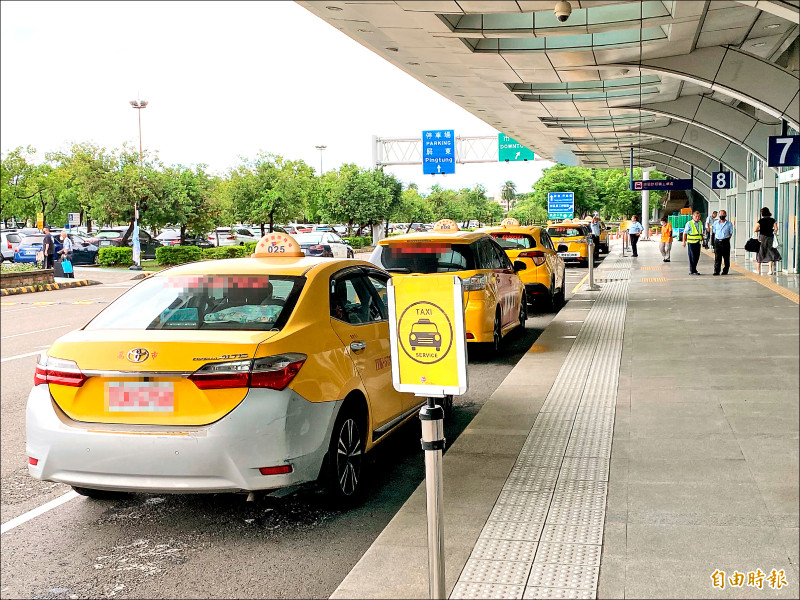 高雄機場客運量逐漸復甦，計程車流量增大。
（記者洪臣宏攝）