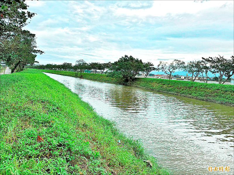 宜蘭河支排美福大排水質監測站，去年6月測到大腸桿菌每100毫升高達38萬CFU，今年卻被撤站無數據比較。（記者王峻祺攝）