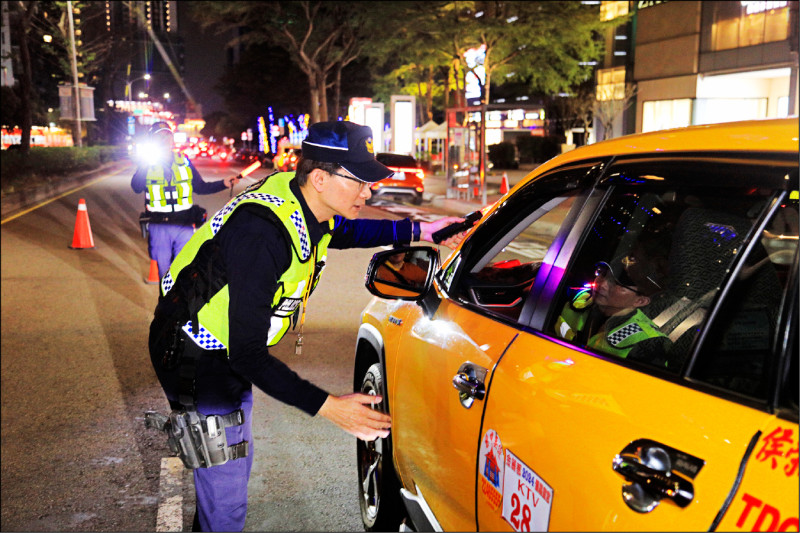 台中致力拚行人道安，議員何文海質疑，台中市酒駕事故數與受傷數仍是六都最多。（市府提供）