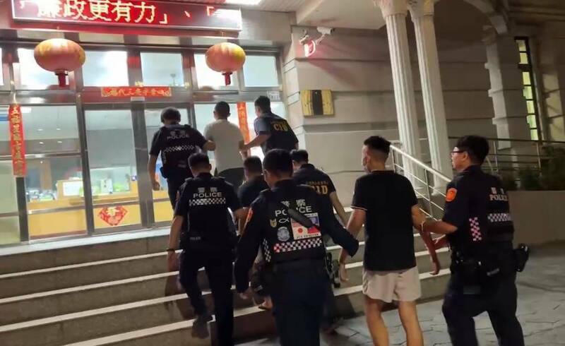 警方漏夜帶回黃姓少年、鄭姓男子等5人。（警方提供）