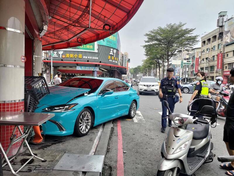 Lexus轎車撞進自助餐店，所幸店還沒營運。（讀者提供）