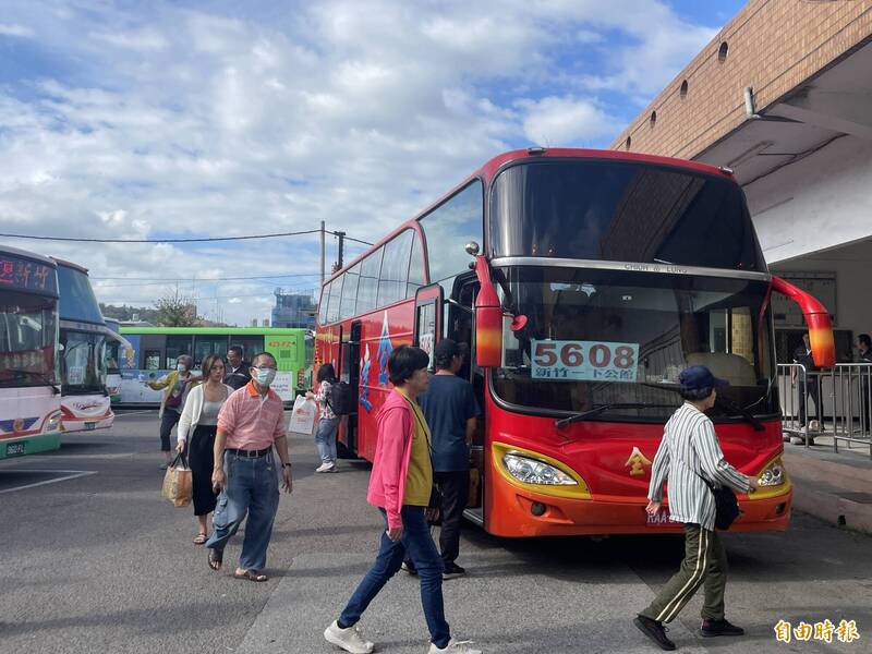 新竹區監理所協調全達客運支援5608新竹-下公館（經關東橋）路線18班，照原班表發車，提醒旅客支援車輛為紅色遊覽車。（新竹區監理所提供）