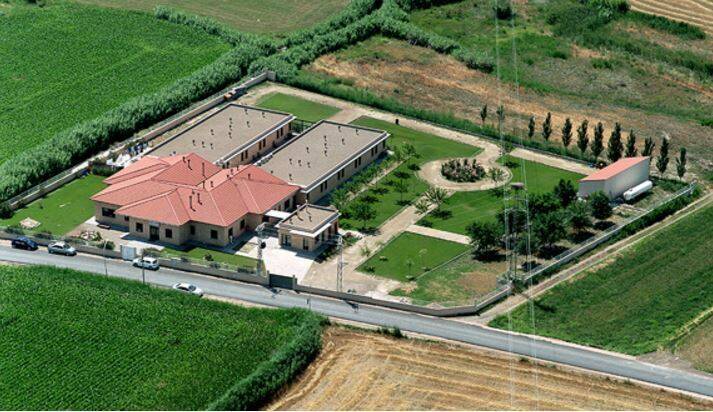 發生死亡火警的西班牙養老院Jardines de Villafranca外觀鳥瞰圖。（擷取自養老院官網）