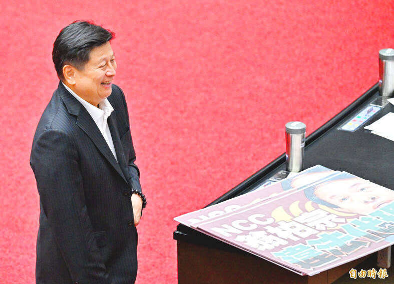 Chinese Nationalist Party （KMT） caucus whip Fu Kun-chi smiles after the legislature passed amendments setting a starting date for limits to National Communications Commission terms at the Legislative Yuan in Taipei yesterday. 
Photo: Liu Hsin-de, Taipei Times