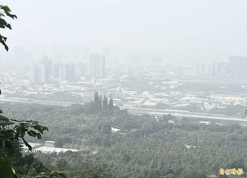 受天兔颱風及其外圍環流影響，環境風場為偏東風，西半部擴散條件差，台中市天空連續二天壟罩霧霾。（記者廖耀東攝）
