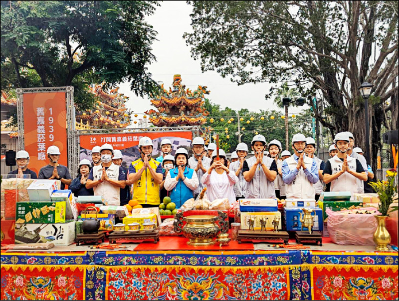 嘉義市長黃敏惠等人上香祈福。
（記者王善嬿攝）