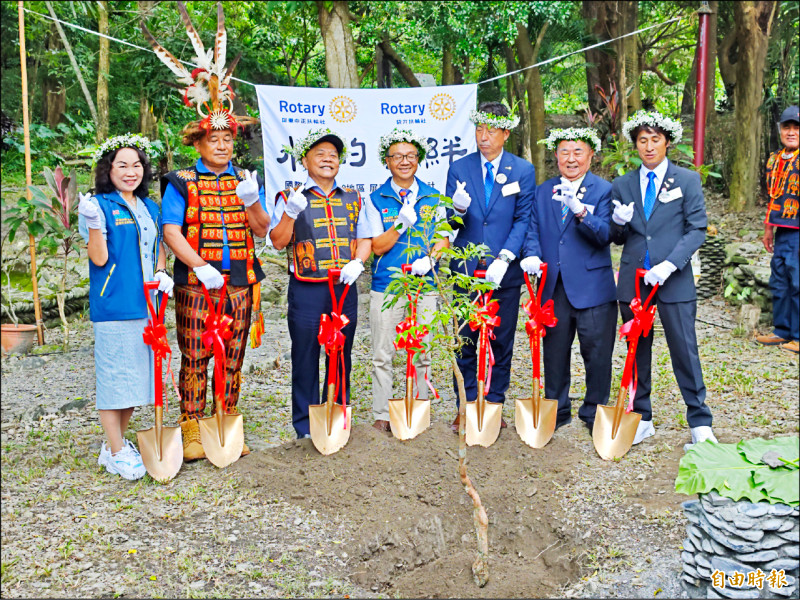 來義鄉長莊景星（左三）、屏東中正扶輪社長鄭淑靜（左一）及袋井扶輪社會長山田武男（右一）等人於二峰圳旁的「喜樂發發吾」公園種下「小葉桃花心木」。（記者陳彥廷攝）