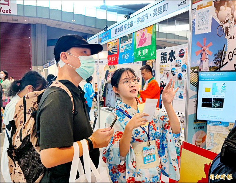 大台南國際旅展登場，日本主題館人潮最熱烈。（記者吳俊鋒攝）