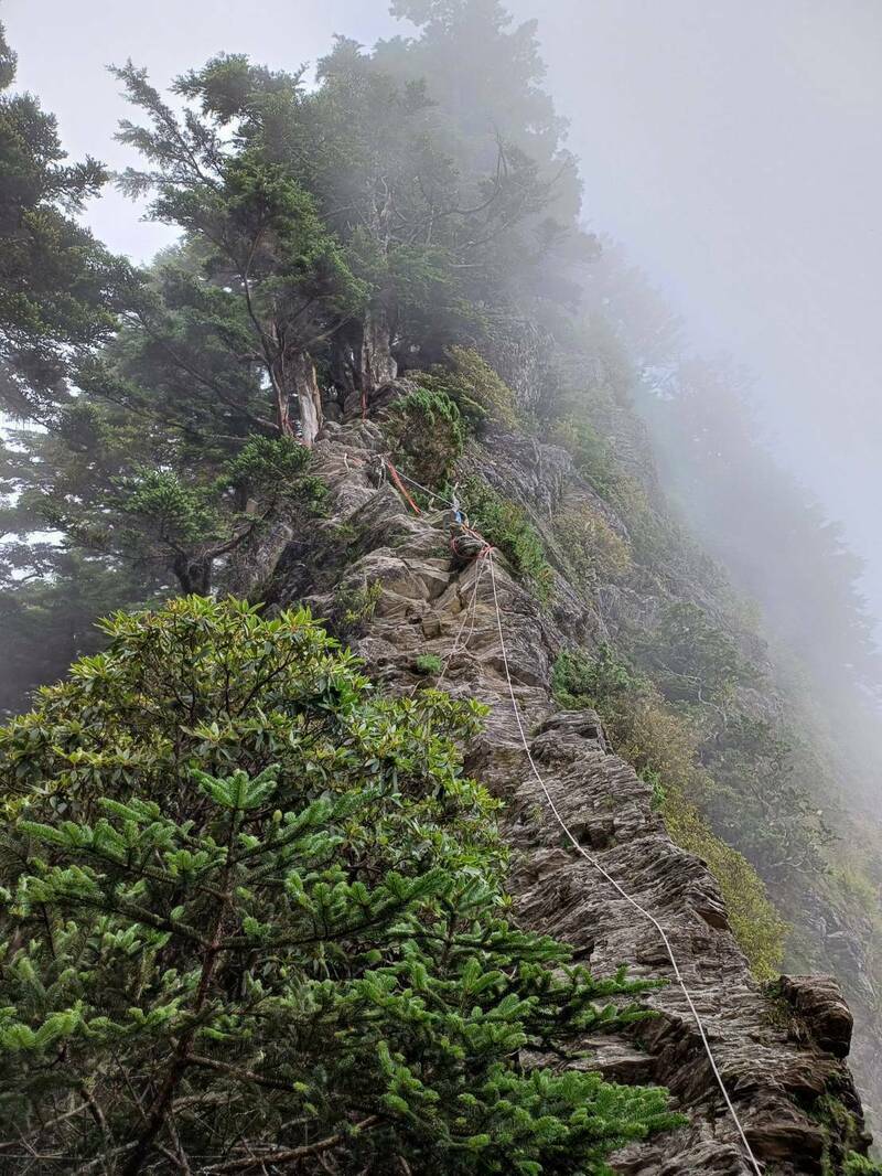 位于南投县仁爱乡的干卓万山群峰，沿途有3处断崖区，地形险恶，难度极高。（南投县消防局提供）