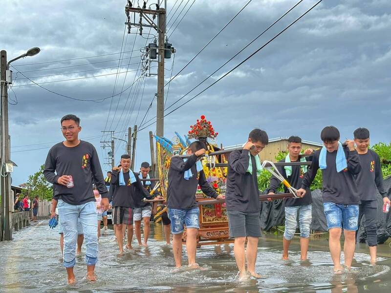 屏東三迎王都遇颱風，南州迎王涉水遶境展虔誠。（民眾提供）