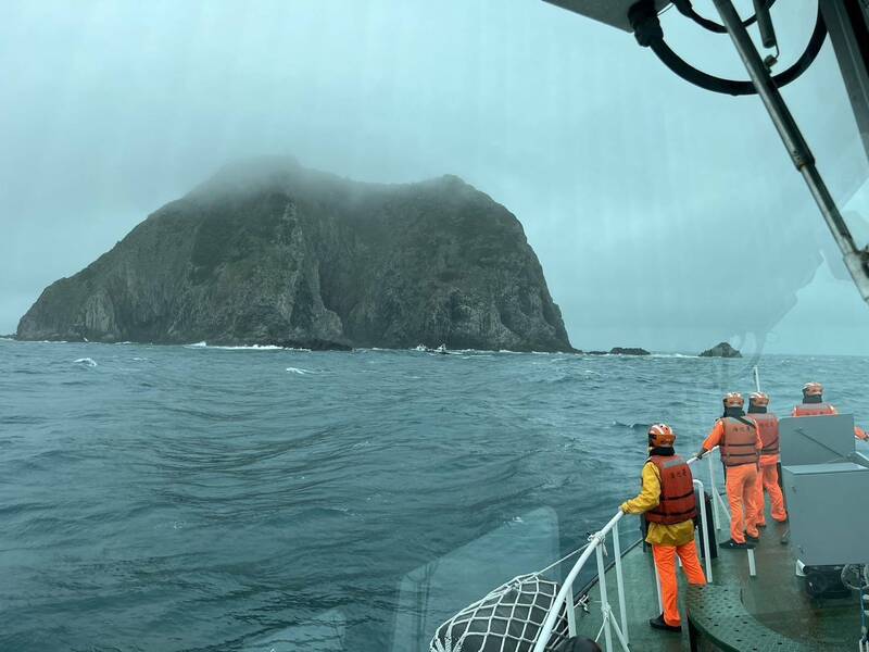 基隆籍「峰屏」號娛樂漁船今天上午航經基隆嶼東北方海域，傳出有7名釣客落海，基隆海巡隊緊急調派100噸級巡防艇馳援，救起6人，還有1人失聯。（記者林嘉東翻攝）