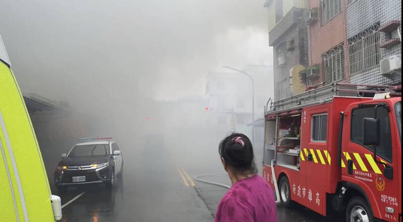 高雄透天民宅火警消防局出動18車、40人搶救，屋主懷疑4樓拜拜不慎起火待查。（民眾提供）