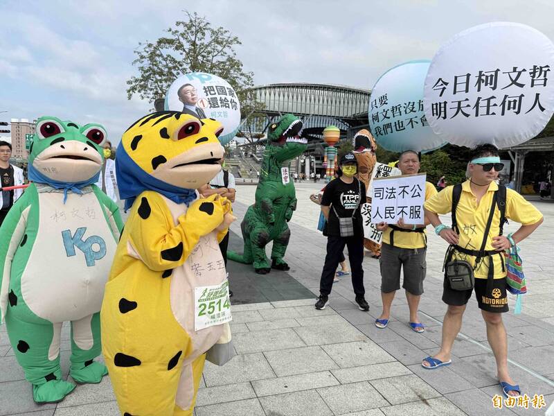 民眾黨支持者今天寧靜進行舉牌「台灣大道百人隊伍遊行」眾集活動。（記者蔡淑媛攝）