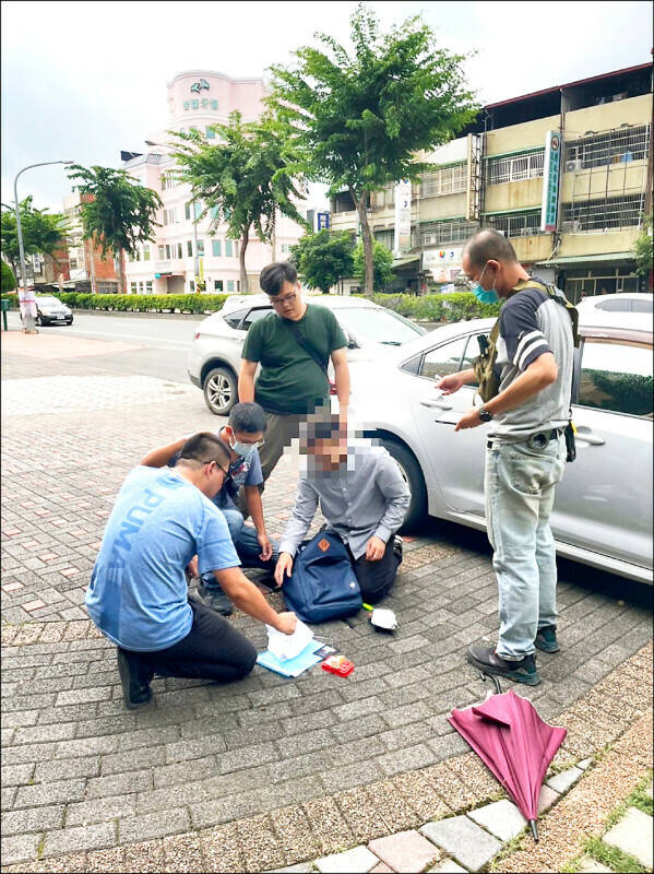 邬姓大学生当车手爽拿200万元，被警方当场逮捕，图为警方围捕车手，与本案无关。（警方提供）