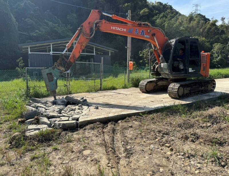 水務局強制拆除龍潭區違法山坡地開發。（水務局提供）