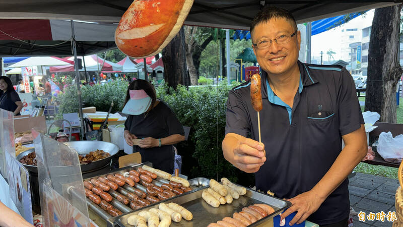 胡麻香腸是加入胡麻、虱目魚、豬肉做成。（記者楊金城攝）