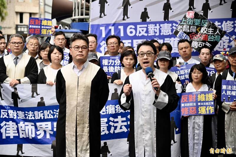 國民黨立委翁曉玲等人提案修正憲法訴訟法引發爭議，153位律師發起「律師界守護憲法遊行活動」，今日下午2時30分正式從二二八和平公園出發，圖為行前記者會說明。（記者羅沛德攝）