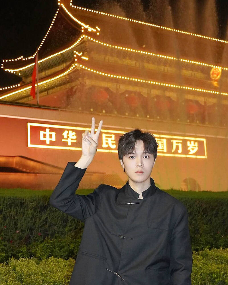 
Taiwanese Internet celebrity Huang Wei-wei gestures at the entrance to the Forbidden City on Tiananmen Square in Beijing in an undated photograph.
Photo: Screengrab from Huang Wei-wei’s Instagram