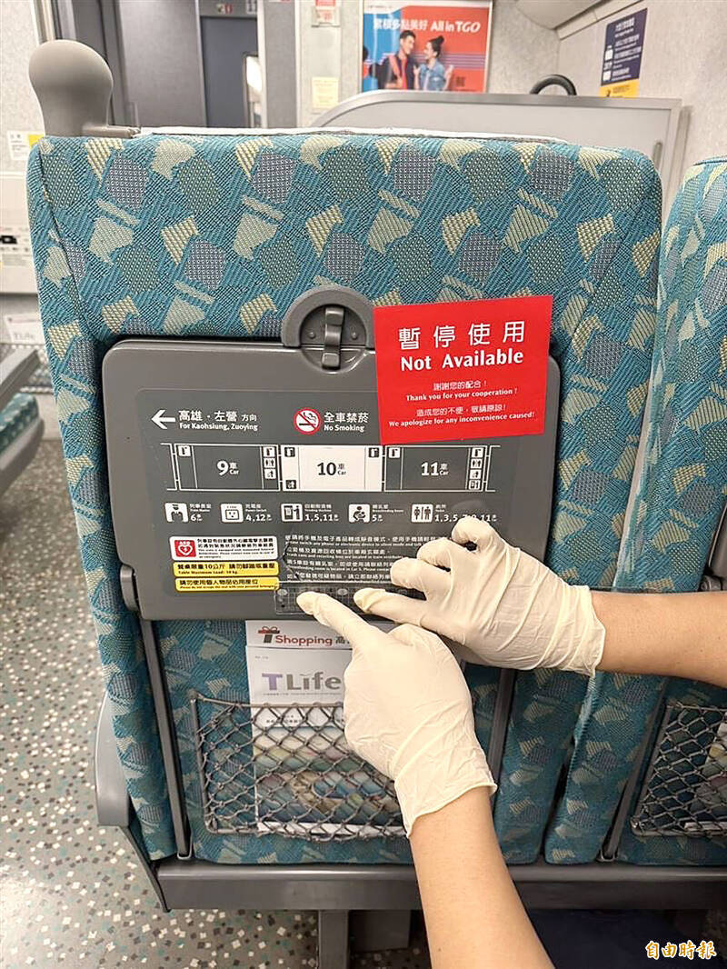 
A person points to a hole in a tray table stabbed by a man with a knife on a high-speed train yesterday.
Photo copied by Wu Liang-yi, Taipei Times