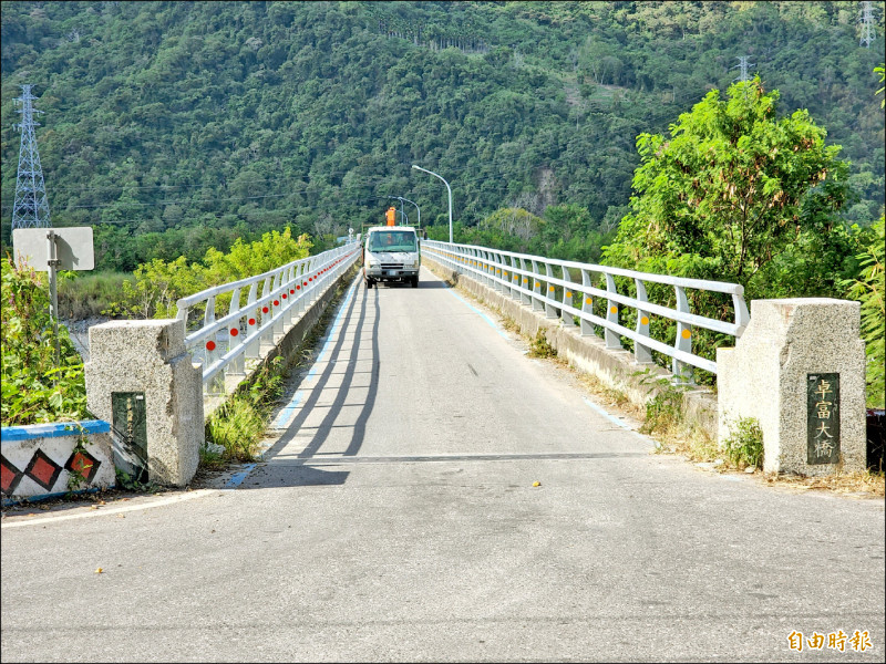 花蓮南區三條鄉道由公路局前瞻計畫斥資六千萬元改善，圖無花七十五起點卓富大橋。（記者花孟璟攝）