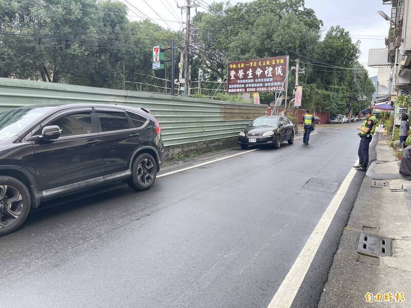 埔里鎮鐵山里蘭陽街路寬僅約4米，車輛路邊停車會超出白線。（記者佟振國攝）