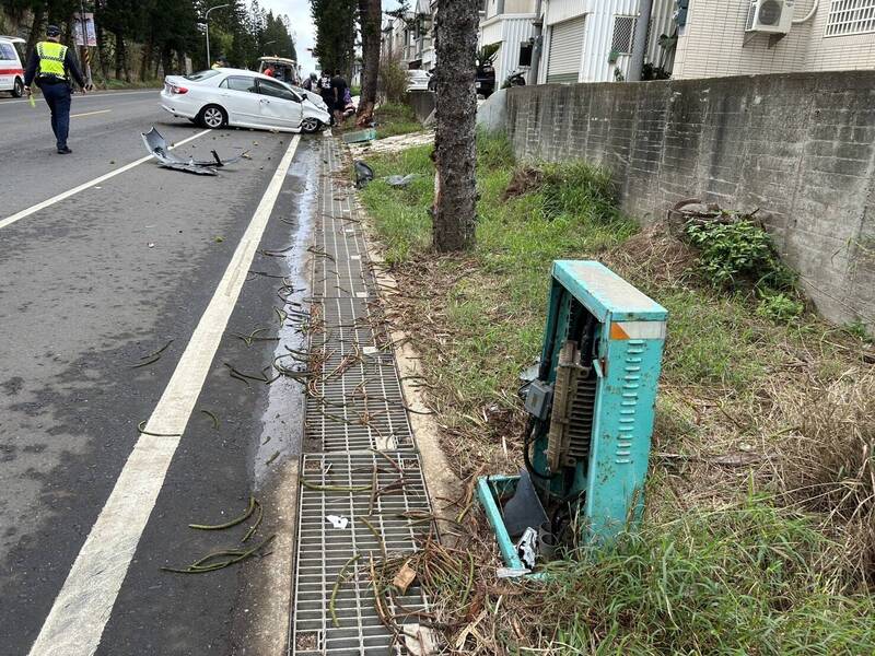 白色轿车先自撞路边变电箱，又冲撞路树。（马公警分局提供）