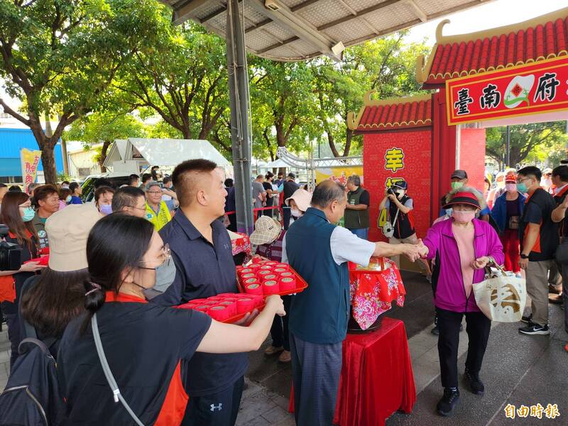 台南好米季今在新營區熱鬧登場，民眾趕早排隊搶拿平安米，400份平安米不到幾分鐘就發放完畢。（記者王涵平攝）