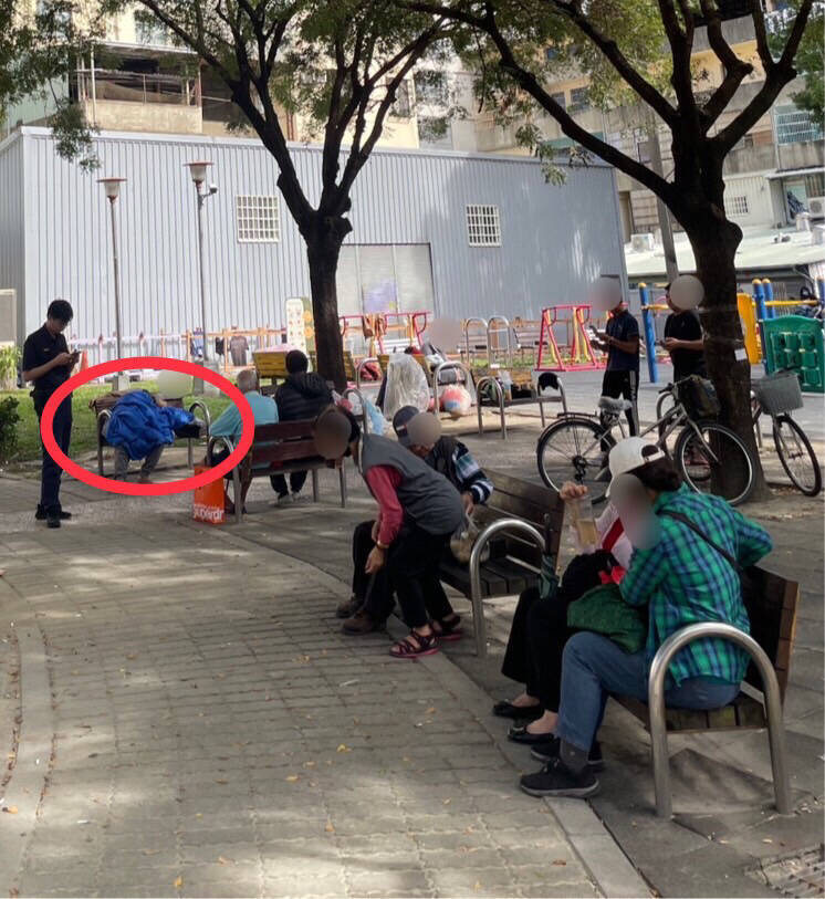 台中市西屯區大福公園有男子陳屍座椅，一旁在公園活動享受冬陽的民眾根本沒發覺異狀。（民眾提供）