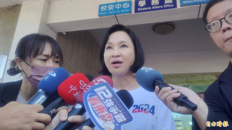 國民黨立委柯志恩（中）、對台灣基進發動的民進黨高雄市長人選支持度網路民調質疑其可信度。（記者王榮祥攝）