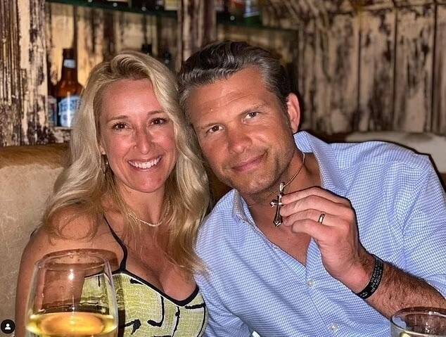 赫格塞斯與妻子珍妮佛‧赫格塞斯（Jennifer Hegseth）合影。（圖：Instagram/Peter Hegseth）