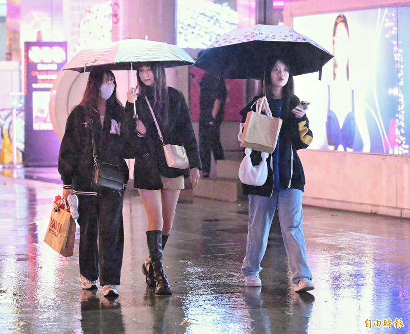 週一受東北季風影響，北部及東半部地區有短暫雨，中南部地區及澎湖、金門也有局部短暫雨。（資料照）