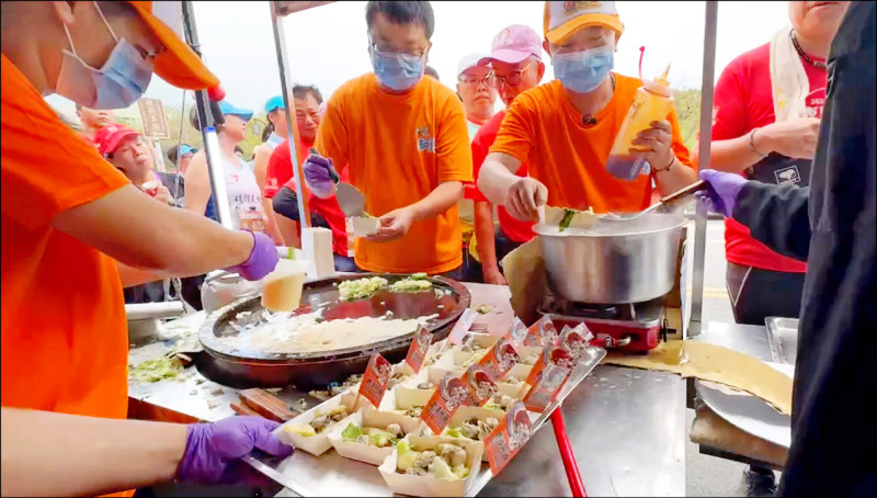 迷你版「鹿港小吃宴」的鹿港馬拉松，第一攤就是蚵仔煎。（民眾提供）