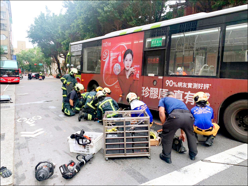 消防員救出被捲進車底的林女，但最終傷重不治。（記者王冠仁翻攝）