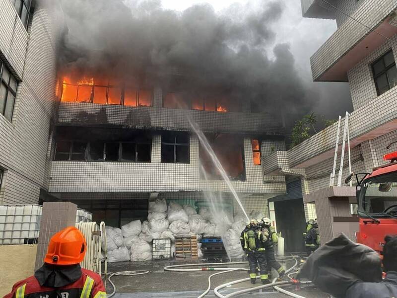 桃園區春日路發生工廠火警。(消防局提供) 桃園區春日路發生工廠火警。(消防局提供)