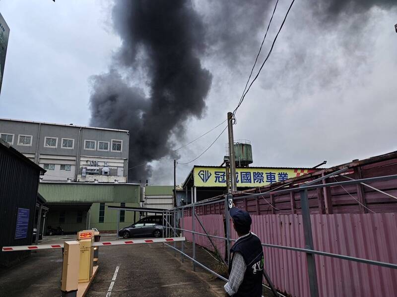 桃園區春日路不織布工廠大火,環保局人員現場監測空氣品質狀況。(環保局提供) 桃園區春日路不織布工廠大火,環保局人員現場監測空氣品質狀況。(環保局提供)