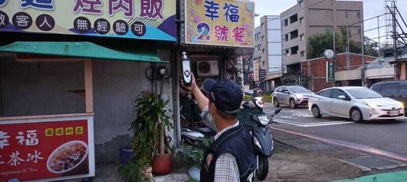桃園區春日路不織布工廠大火,環保局人員現場監測空氣品質狀況。(環保局提供) 桃園區春日路不織布工廠大火,環保局人員現場監測空氣品質狀況。(環保局提供)