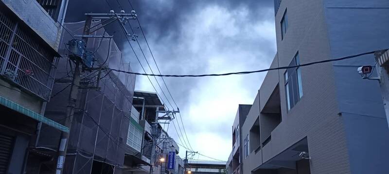 桃園區春日路不織布工廠大火,環保局人員現場監測空氣品質狀況。(環保局提供) 桃園區春日路不織布工廠大火,環保局人員現場監測空氣品質狀況。(環保局提供)