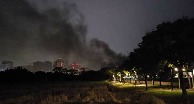 桃園區春日路發生工廠火警,大量濃煙竄升天際。(記者鄭淑婷翻攝) 桃園區春日路發生工廠火警,大量濃煙竄升天際。(記者鄭淑婷翻攝)