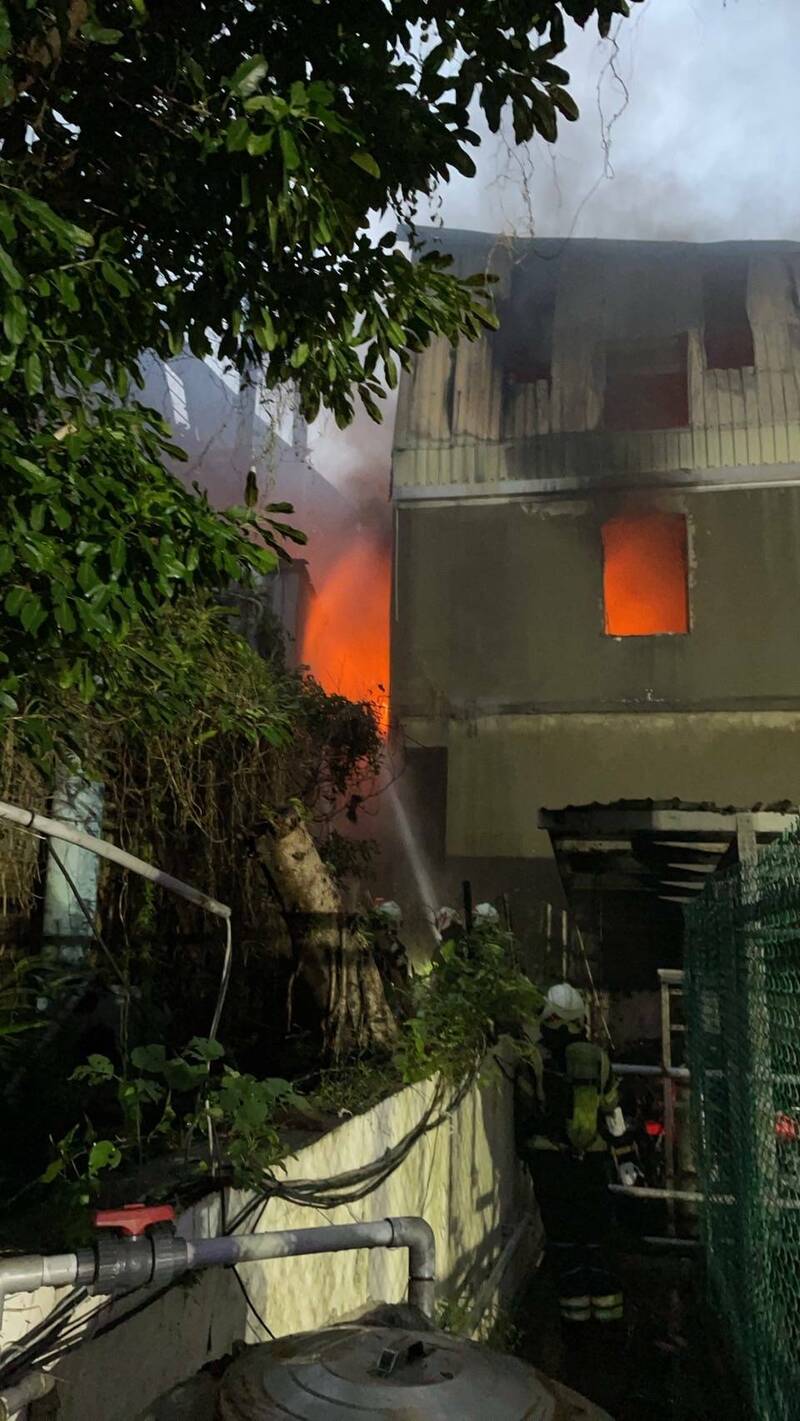 桃園區春日路發生工廠火警。(消防局提供) 桃園區春日路發生工廠火警。(消防局提供)