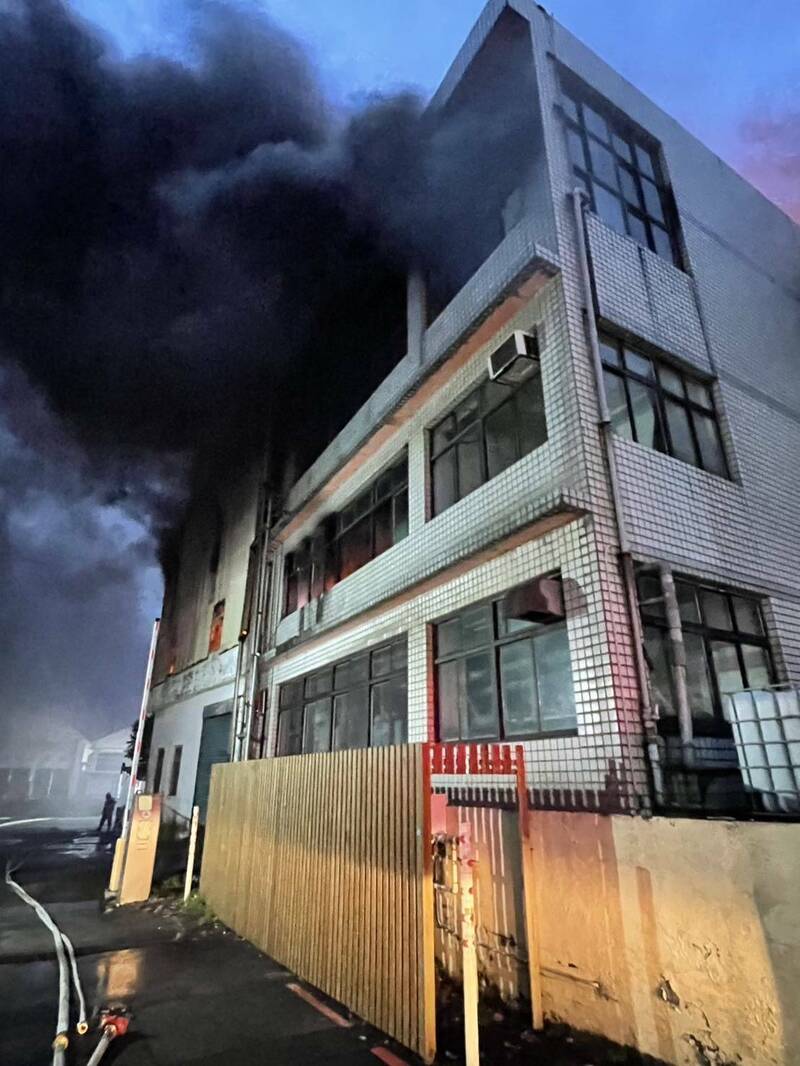 桃園區春日路發生工廠火警。(消防局提供) 桃園區春日路發生工廠火警。(消防局提供)