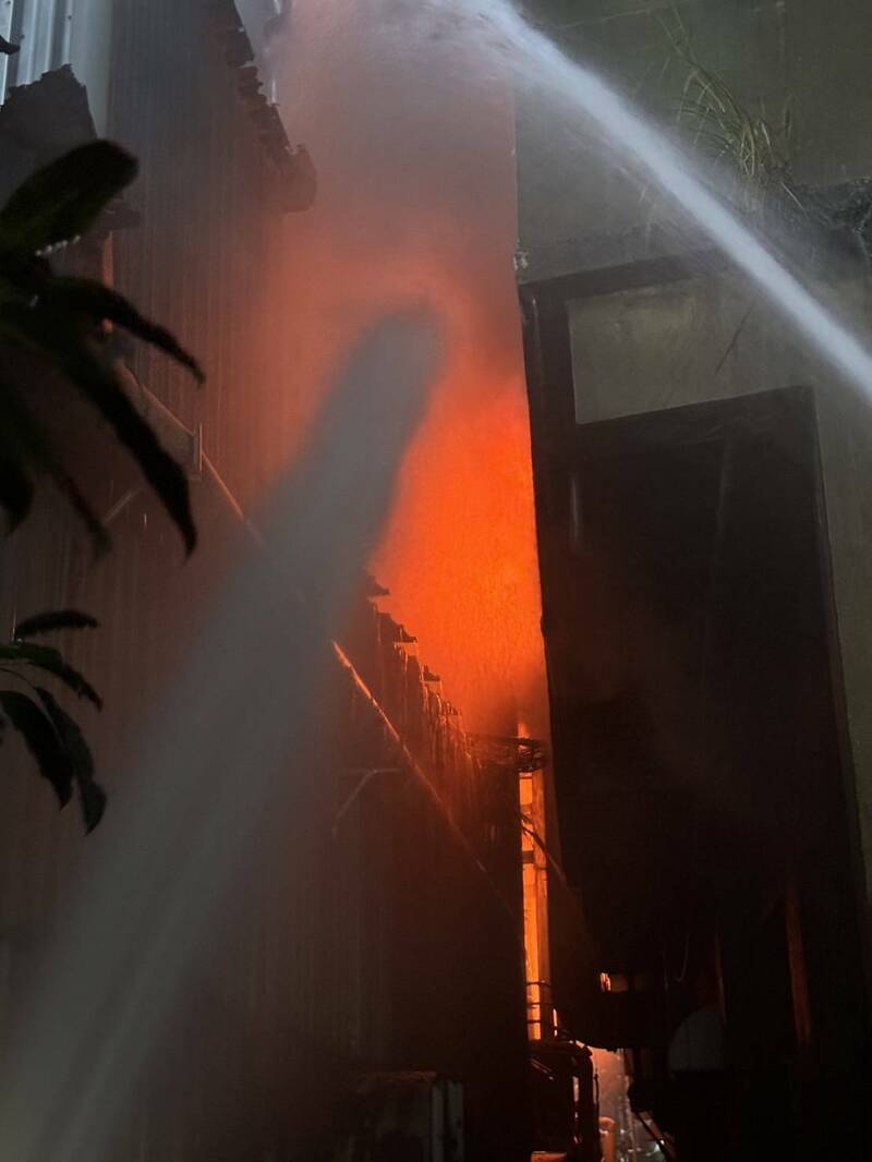 桃園區春日路發生工廠火警。(消防局提供) 桃園區春日路發生工廠火警。(消防局提供)